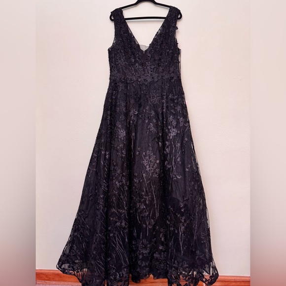 MAC DUGGAL Black Floral Embroidered Illusion V-Neck Gown 14 - Picture 6 of 14